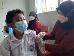 seorang-siswa-divaksin-covid-19-dosis-pertama-di-sdn-rawabuntu-3-serpong-kota-tangse.jpg