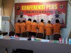 tersangka-kasus-pengedaran-narkoba-diamankan-di-mapolres-metro-jakarta-utara-jumat-292022.jpg