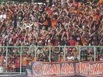 the-jakmania-memberikan-dukungan-kepada-persija-jakarta-saat-lawan-persis-solo.jpg