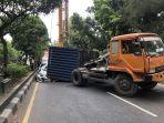 truk-kontainer-terguling-dan-menimpa-satu-unit-mobil-di-Jalan-Ahmad-Yani.jpg