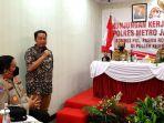 umar-abdul-aziz-beri-pandangan-asat-kapolres-jakbar-kunker-ke-kembangan.jpg