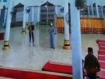 video-pria-mengamuk-di-masjid-besar-peusangan.jpg