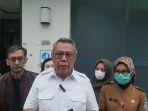 wali-kota-tangerang-selatan-benyamin-davnie-membantu-korban-kecelakaan-bus-wisata-religi.jpg
