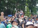 warga-memadati.jpguntuk-menyaksikan.jpgSejak-pagi.jpgberbagai-daerah.jpgantusias-datang.jpg