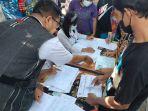 warga-sedang-mendata-dokumen-terkait-perubahan-nama-jalan-rabu-2962022.jpg
