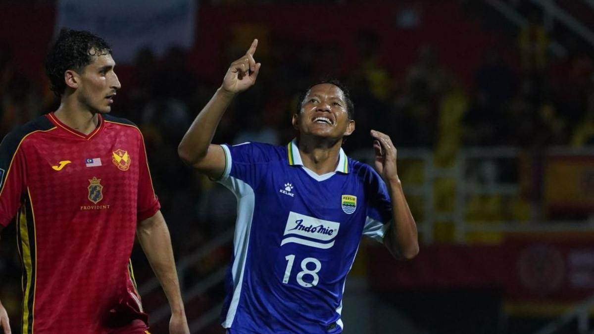 PERSIB BANDUNG - Selebrasi gelandang Persib Bandung, Adam Alis setelah mencetak gol ke gawang Selangor FC dalam lanjutan ACL Two 2025/2026, Kamis, 6 November 2025 di Stadion Petaling Jaya, Selangor, Malaysia.
