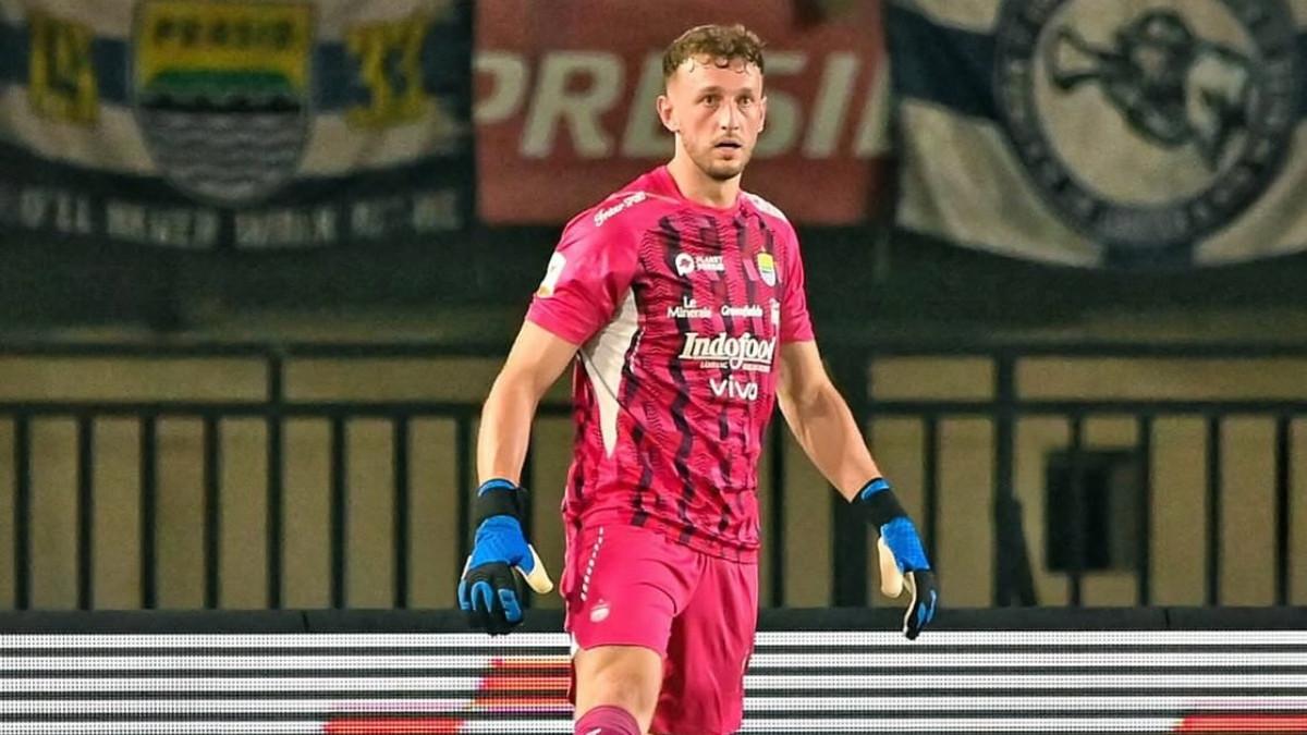 RUMOR TRANSFER PERSIB BANDUNG - Potret kiper asal Inggris, Adam Przybek saat membela Persib Bandung.