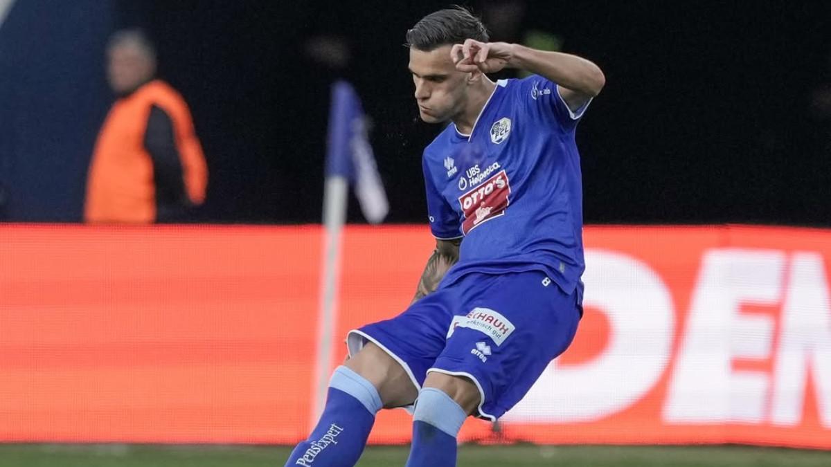 BURSA TRANSFER - Sosok Aleksandar Stankovic menendang bola ketika membela FC Luzern (10/3/2025). Inter Milan dan Club Brugge telah teken dokumen transfer Aleksandar Stanković senilai €10 juta, disertai klausul beli kembali.