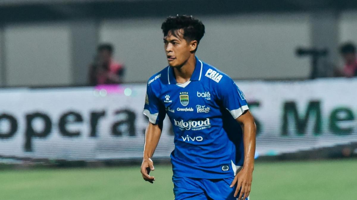 AKSI PEMAIN PERSIB BANDUNG - Potret Alfeandra Dewangga, gelandang Persib Bandung saat melawan Madura United dalam lanjutan Super League 2025/2026.