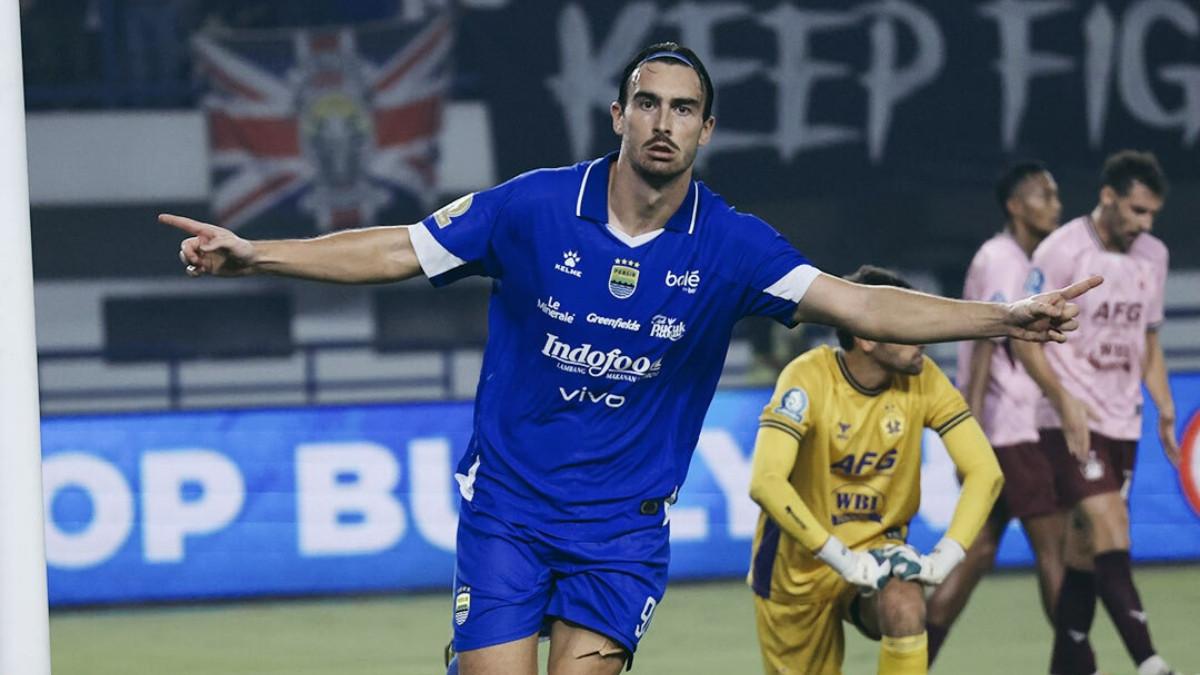 Striker asing Persib Bandung, Andrew Jung melakukan selebrasi setelah mencetak gol lawan Persik Kediri di Stadion Gelora Bandung Lautan Api (GBLA), Bandung, Senin (9/3/2026).