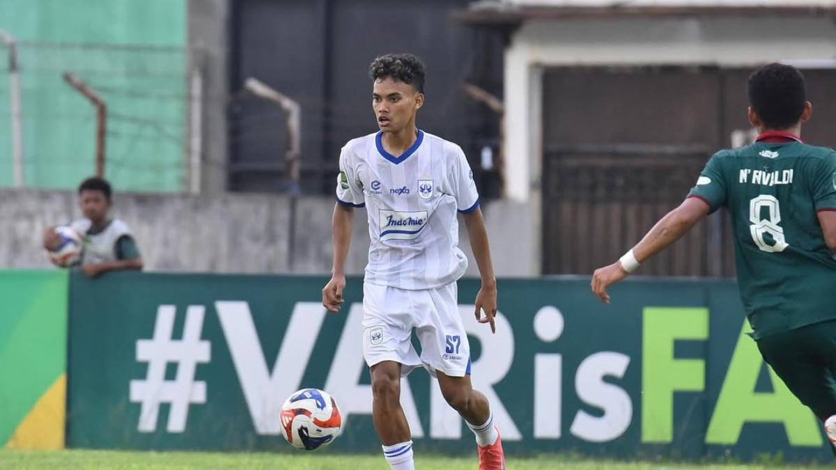 PROFIL - Foto Azyah Madilesa berseragam PSIS Semarang. Azyah Madilesa jadi kambing hitam Panser-Snex setelah PSIS Semarang gagal remontada kontra Persela Lamongan.