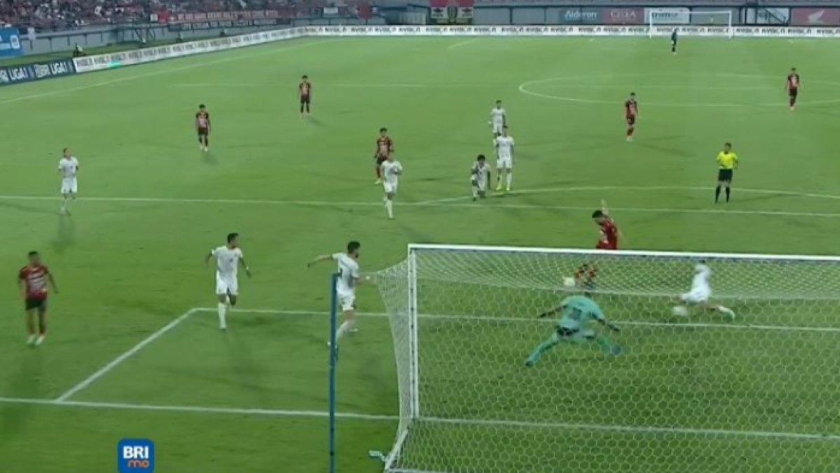 BALI UNITED VS MADURA UNITED - Cuplikan aksi striker Bali United Boris Kopitovic saat cetak gol ke jala Madura United yang dianulir oleh wasit di Stadion I Wayan Dipta, Gianyar, Bali, Sabtu (17/5/2025).
