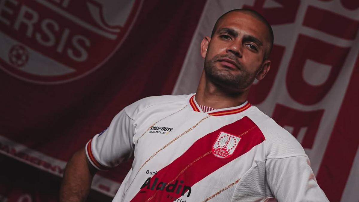 CLAYTON DA SILVA - Clayton da Silva pada perkenalan resmi bersama Persis Solo dalam unggahan kolaborasi Instagram @persisoficial dna @calytonoficial23, Minggu (30/1/2026).