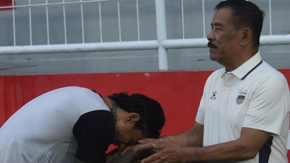 CIRO ALVES DAN UMUH MUCHTAR Momen Ciro Alves sungkem dengan Umuh Muchtar jelang laga Persib Bandung kontra Malut United,