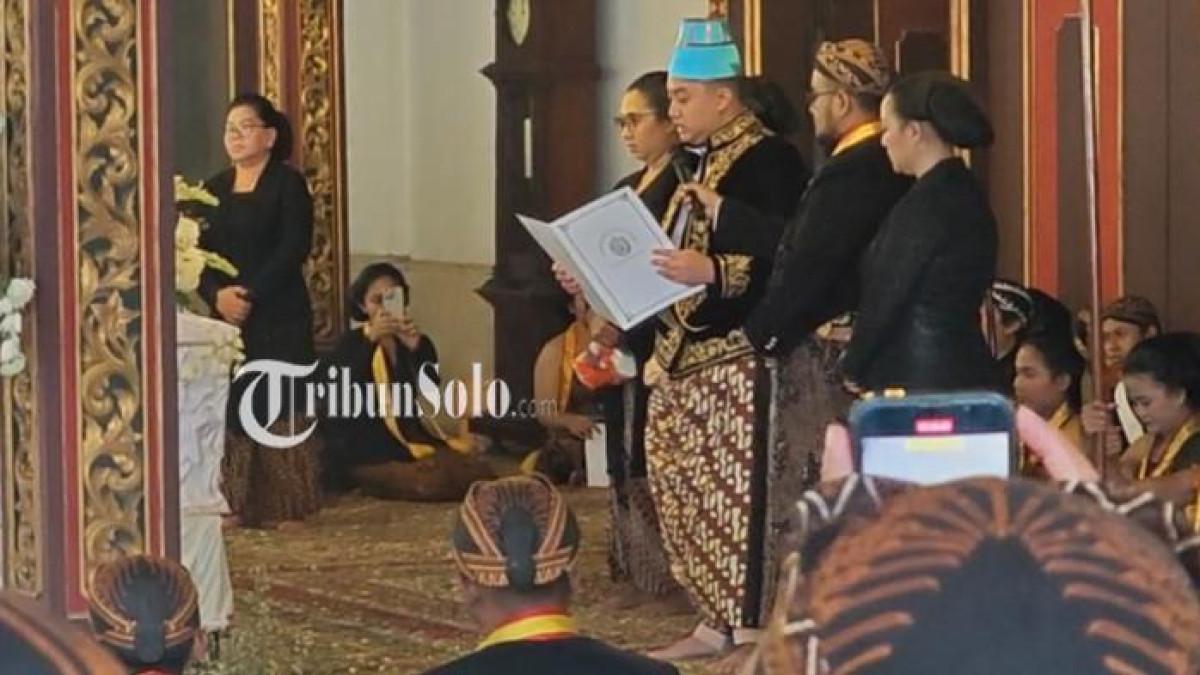 DEKLARASI NAIK TAKHTA - KGPAA Hamangkunegoro menyatakan ia telah berdiri sebagai Pakubuwono XIV di depan jenazah ayahnya sebelum diberangkatkan pada Rabu (5/11/2025).