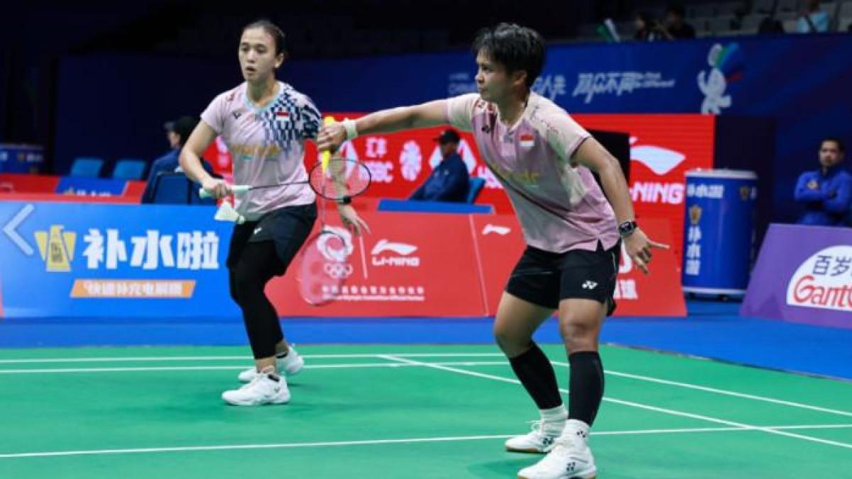 DUET ANA/TRIAS - Foto yang diunduh dari laman resmi PBSI, Kamis (9/10/2025), memperlihatkan aksi ganda putri Indonesia, Febriana Dwipuji Kusuma/Meilysa Trias Puspitasari, saat berhadapan dengan wakil Malaysia, Pearly Tan/Thinaah Muralitharan, di 32 besar China Masters 2025 bertempat di Shenzhen Arena, Shenzhen, China, Rabu (17/9/2025).