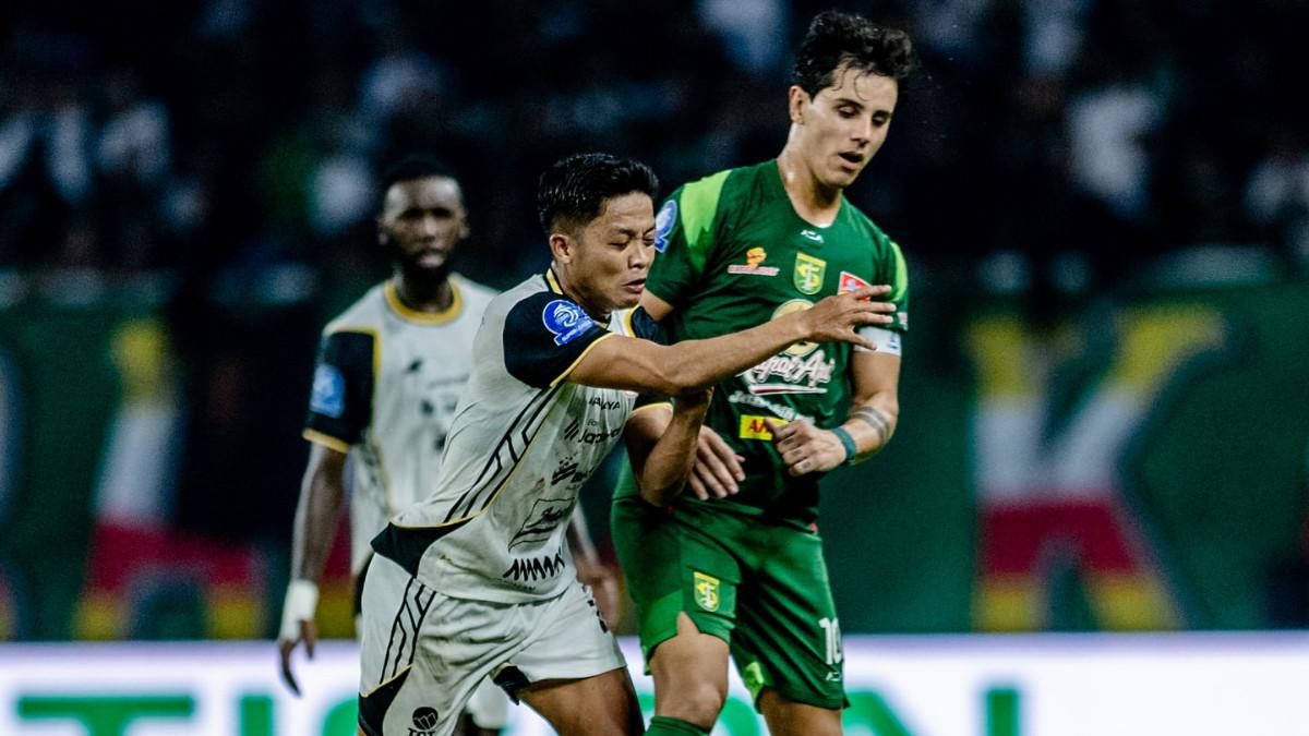 Duel pemain Persebaya Surabaya, Bruno Moreira dengan pemain Persija, Rio Fahmi dalam laga pekan kesembilan Super League 2025/2026 di Stadion Gelora Bung Tomo (GBT), Surabaya, Sabtu (18/10/2025).