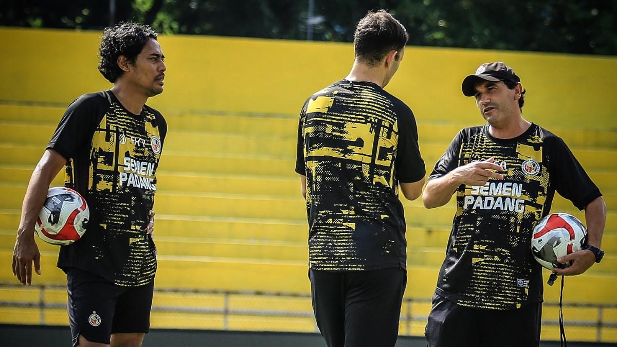 INDONESIA SUPER LEAGUE - Eduardo Almeida ketika memimpin sesi latihan Semen Padang (kanan).