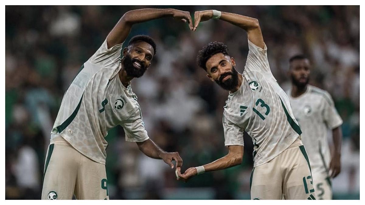 SELEBRASI GOL SAUDI - Firas Al-Buraikan merayakan gol kemenangan atas Indonesia di Kualifikasi Piala Dunia 2026 Zona Asia Ronde 4. Indonesia takluk 3-2d ari Arab Saudi pada Kamis (9/10/2025).