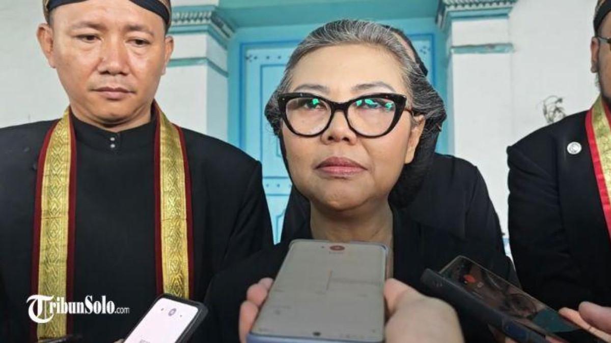 GKR TIMOER - Putri Pakubuwono XIII, GKR Timoer Rumbaikusuma Dewayani, saat ditemui Kamis (6/11/2025). Ia menegaskan bahwa klaim Maha Menteri KGPA Tedjowulan yang menyebut dirinya sebagai raja ad interim Keraton Surakarta adalah tidak benar.