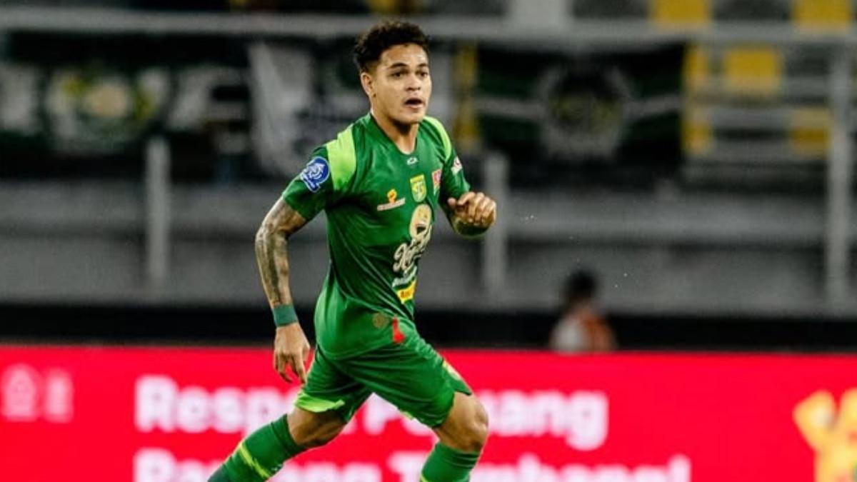 PERSEBAYA SURABAYA VS SEMEN PADANG - Cuplikan aksi Gali Freitas saat melakoni laga Persebaya Surabaya kontra Semen Padang dalam laga pekan ke-6 Super League 2025/2026 di Stadion Gelora Bung Tomo (SUGBT), Jumat (19/9/2025).