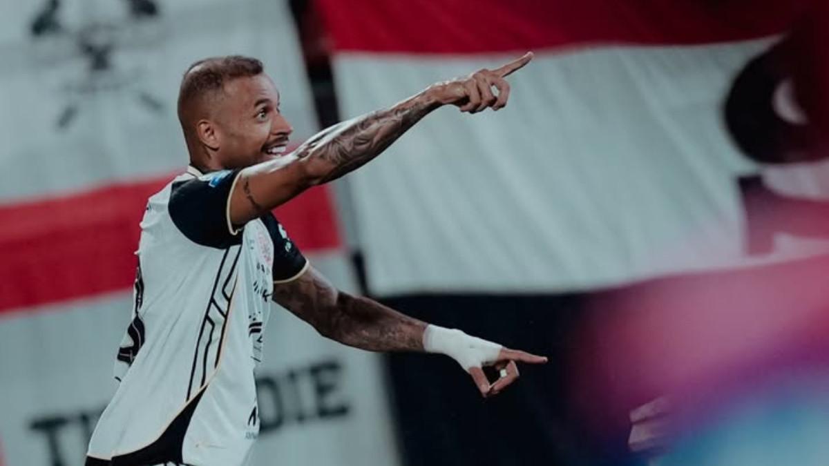 CUPLIKAN LAGA - Potret laga Bali United kontra Persija Jakarta berlangsung di Stadion I Wayan Dipta, Gianyar, Bali, Minggu (15/2/2026).