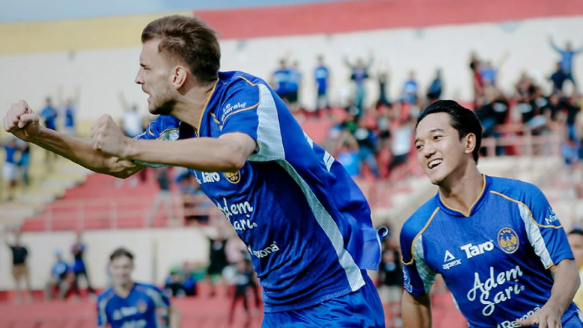 PSIM YOGYAKARTA VS DEWA UNITED - Penyerang PSIM Yogyakarta, Nermin Haljeta (kiri) melakukan selebrasi setelah menjebol gawang Dewa United dalam lanjutan match day ke-10 Super League 2025/2026 di Stadion Sultan Agung, Bantul, Yogyakarta pada Rabu, 22 Oktober 2025.