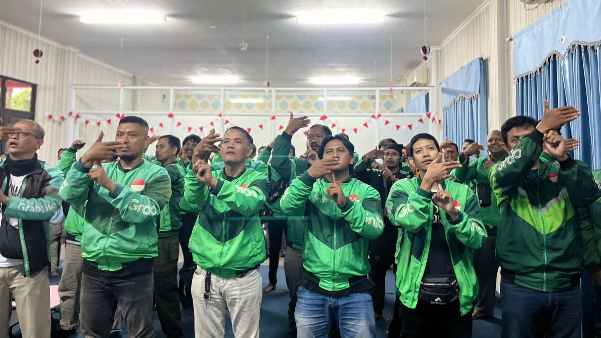 Potret momen kegiatan IFG Life berkolaborasi dengan Ruang Amal Indonesia dan menggandeng Komunitas Ojol Tunarungu Indonesia (KOTRI) di Kota Bekasi.