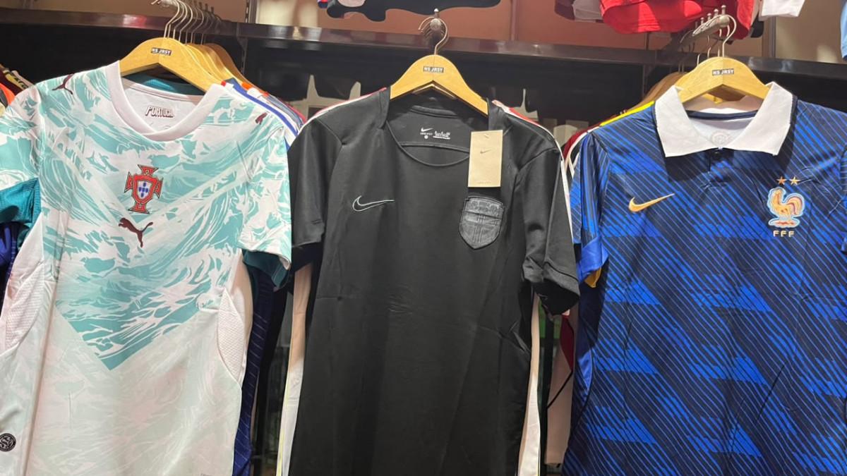 SAMBUT PESTA BOLA - Nofi Setiawan penjual jersey negara yang berlaga di Piala Dunia 2026 sedang memamerkan barang dagangannya di Mojosongo, Solo, Rabu (10/6/2026).