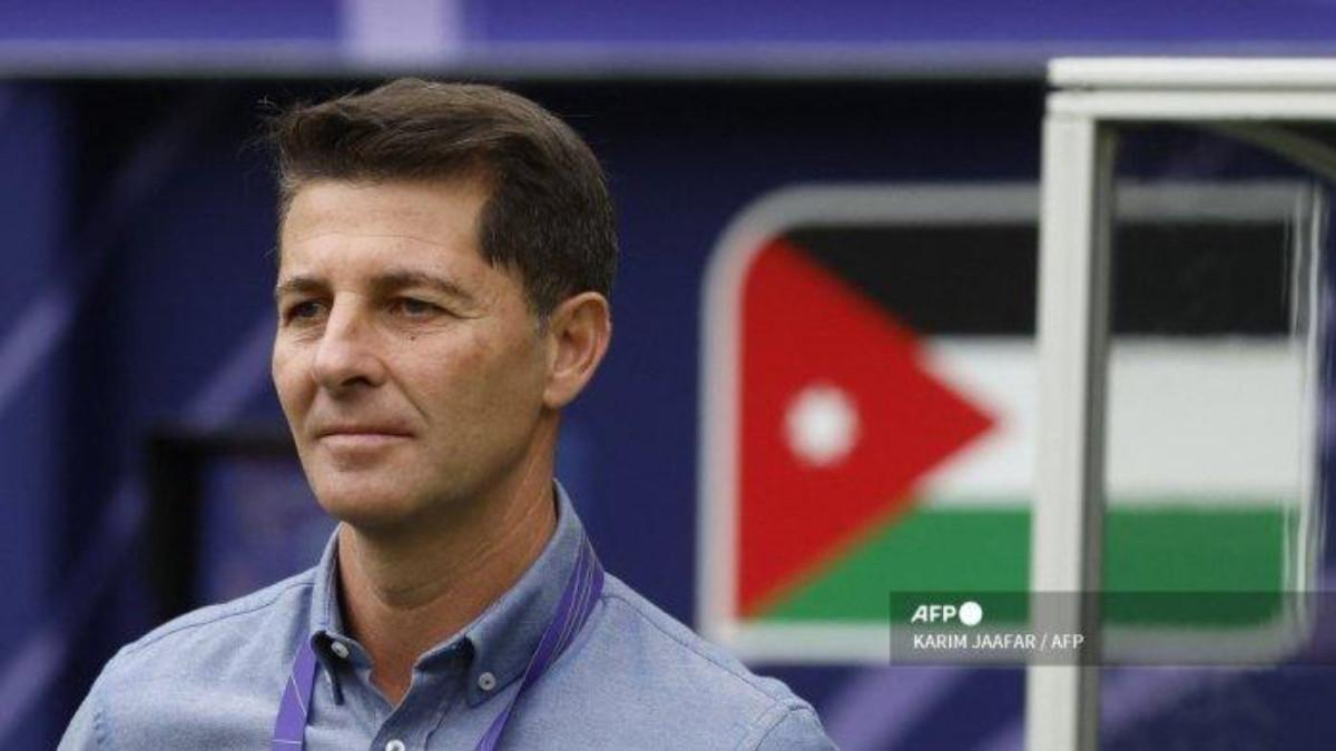 PROFIL PELATIH - Pelatih Irak, Jesus Casas menonton pertandingan sepak bola Piala Asia AFC Qatar 2023 di Stadion Internasional Khalifa Doha pada 29 Januari 2024. Vonis berat sudah dijatuhkan kepada Jesus Casas yang dikabarkan tinggal menunggu surat resmi pemecatannya sebagai pelatih Timnas Irak - Profil sosok eks timnas Spanyol yang dikaitkan dengan Timnas Indonesia, akankah layak gantikan Patrick Kluivert?