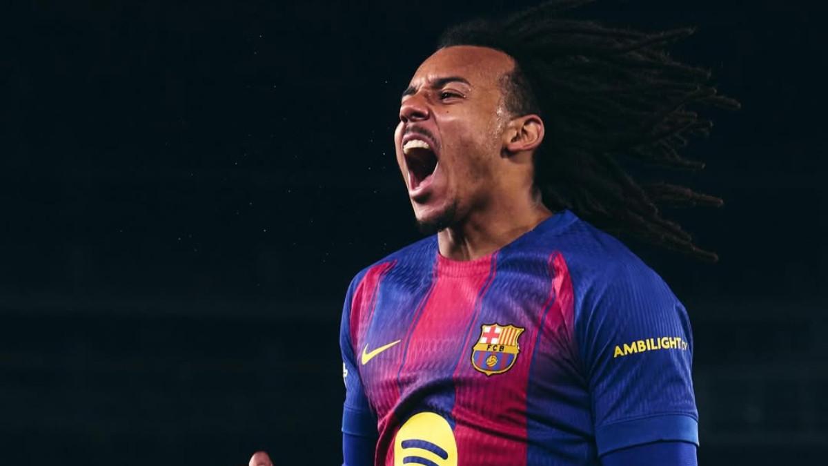 Terlihat Jules Kounde sedang melakukan selebrasi penuh emosi dengan mengenakan jersey FC Barcelona