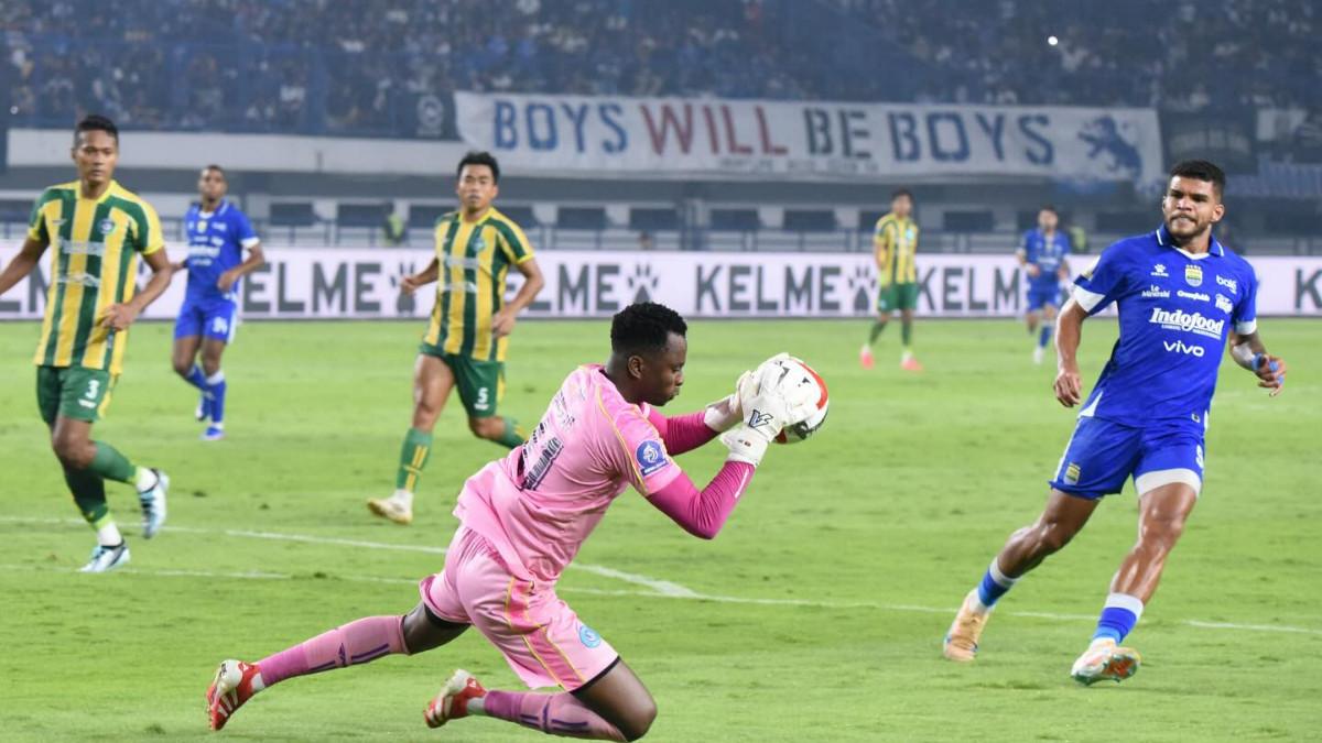 KIPER APIK: Potret Kadu, kiper PSBS Biak saat melakukan penyelamatan (saves) ketika lawan Persib Bandung dalam pekan 18 Super League 2025-2026 di Stadion Gelora Bandung Lautan Apik (GBLA), Bandung, Jawa Barat, Minggu (25/1/2026).