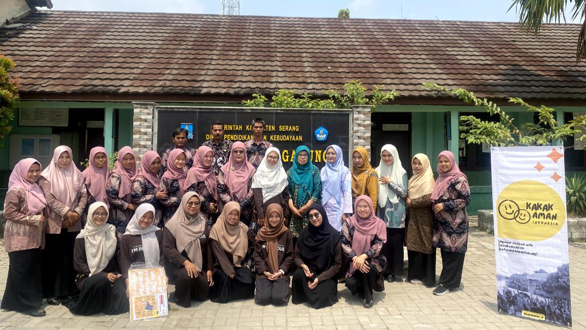 Potret Kakak Aman Indonesia saat berfoto bersama dengan guru setelah memberikan edukasi.