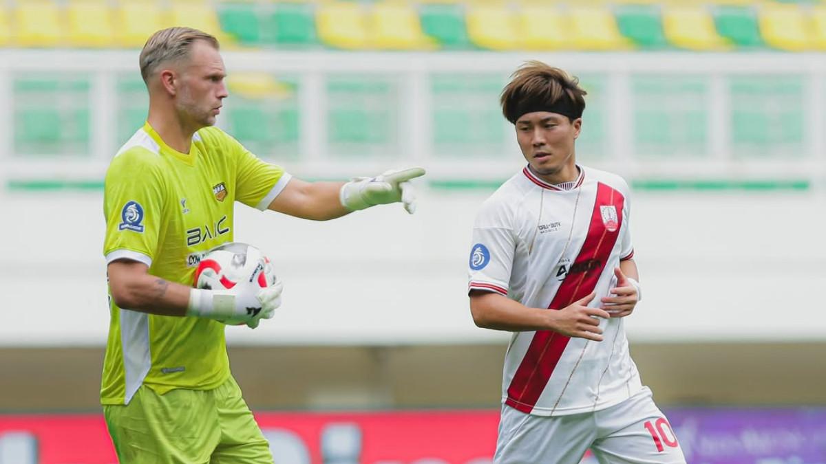 Penampilan Kodai Tanaka kala berseragam Persis Solo saat berhadapan dengan kiper Dewa United, Sonny Stevens pada pertandingan pekan 15 Super League 2025 di Banten International Stadium, Sabtu (20/12/2025).