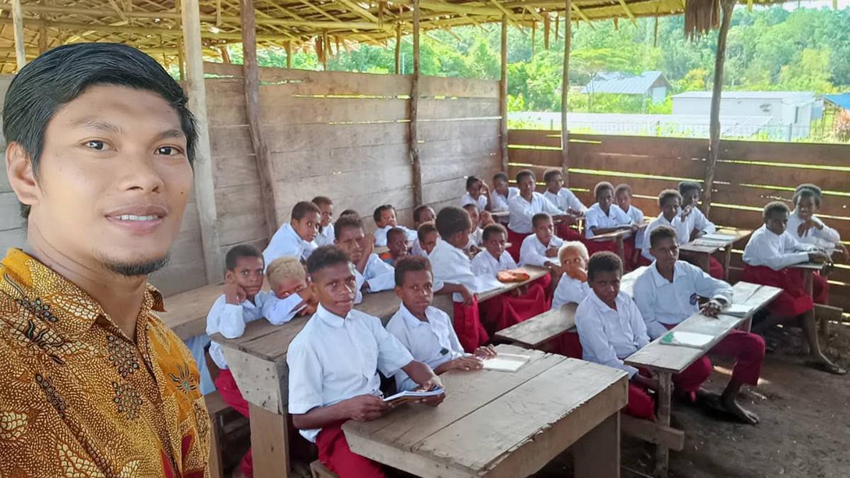 Potret Lukman bersama anak didiknya di SD Amajaman, Kampung Masin, Distrik Obaa, Kabupaten Mappi, Papua Selatan.