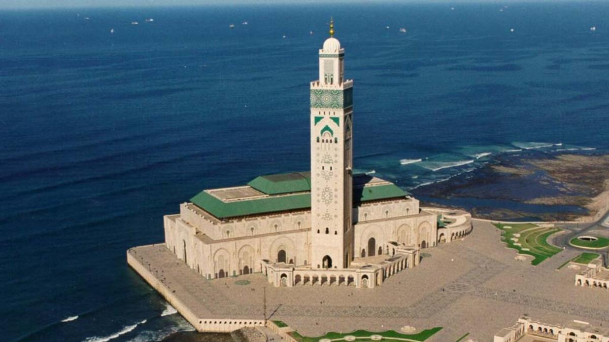 MASJID- Gambar Masjid Hassan II – Casablanca, Maroko diakses pada ganaislamika.com, Kamis (23/10/25).