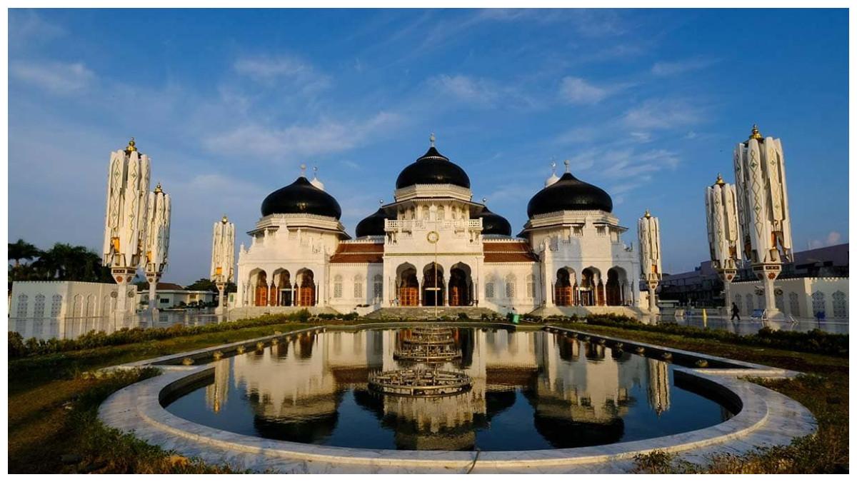 MASJID RAYA-Gambar tampak depan dari Masjid Raya Baiturrahman Banda Aceh, Indonesia.Masjjid termegah kedua pada daftar lima masjid termegah di Asia Tenggara.