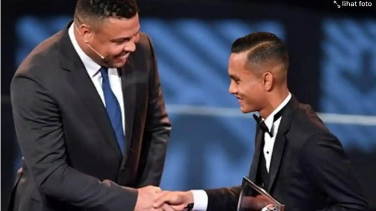Mohammad Faiz Subri, pemain klub Penang dari Malaysia memengkan FIFA Puskas Award 2016.