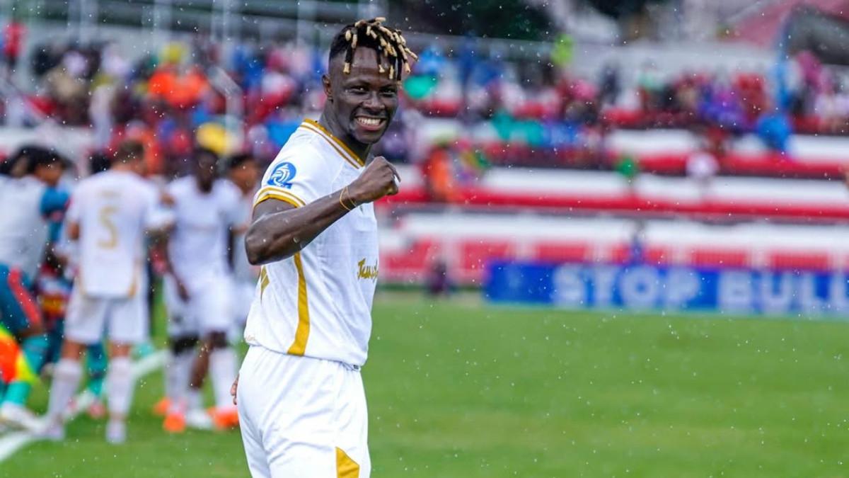 PROFIL - Foto Moussa Sidibe berseragam Bhayangkara FC. Moussa Sidibe jadi mimpi buruk Persebaya Surabaya, telah cetak 2 gol dan 2 asist dalam 4 laga.