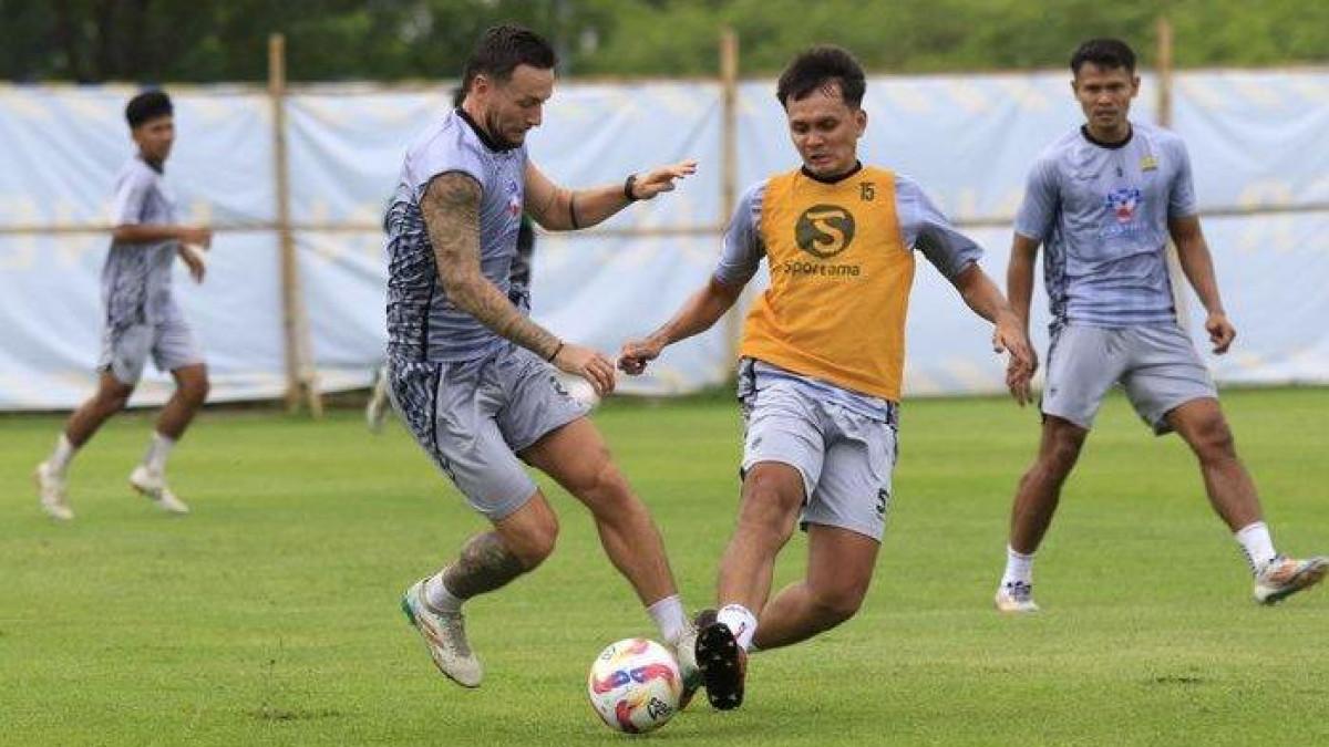 PEREBUTAN BOLA - Marc Klok (kiri) terlibat perebutan bola dengan Hamra Hehanussa pada sesi latihan di Lapangan Pendamping Stadion Gelora Bandung Lautan Api (GBLA), Kota Bandung, Jawa Barat, Selasa (1/7/2025) pagi.