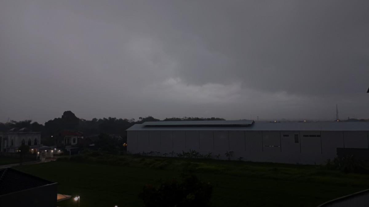 Prakiraan Cuaca Hari Ini 29 Oktober 2025 di Jatim: Madiun-Batu Diguyur Hujan, Pacitan Udara Kabur