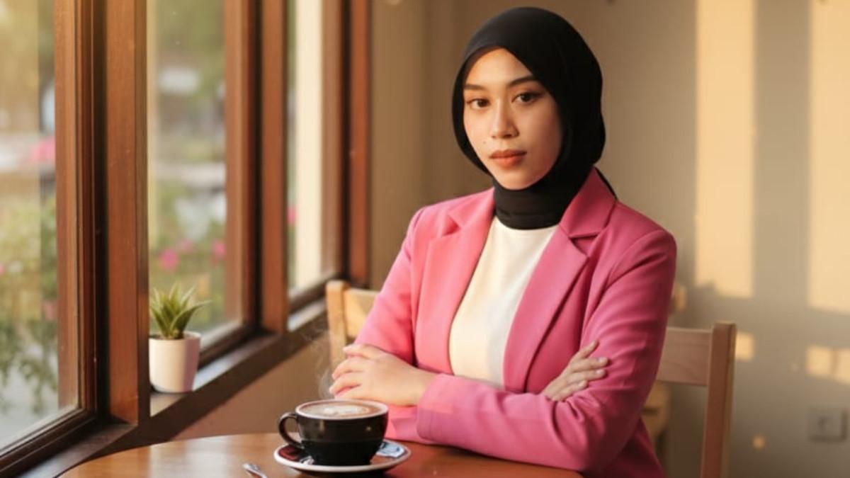 PROMPT GEMINI AI - Ilustrasi prompt gemini AI Sudut Kafe Hangat dengan Cahaya Senja. 3 prompt gemini AI yang bisa ubah foto biasa jadi foto ala kafe estetik. Dibuat oleh TribunWow.com dengan bantuan Gemini AI pada Senin (10/11/25).
