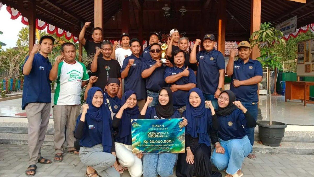 Tokoh-tokoh penggerak Desa Wisata Wayang dan enam pemudi tim IT di Dusun Butuh, Sidowarno, Wonosari, Klaten.