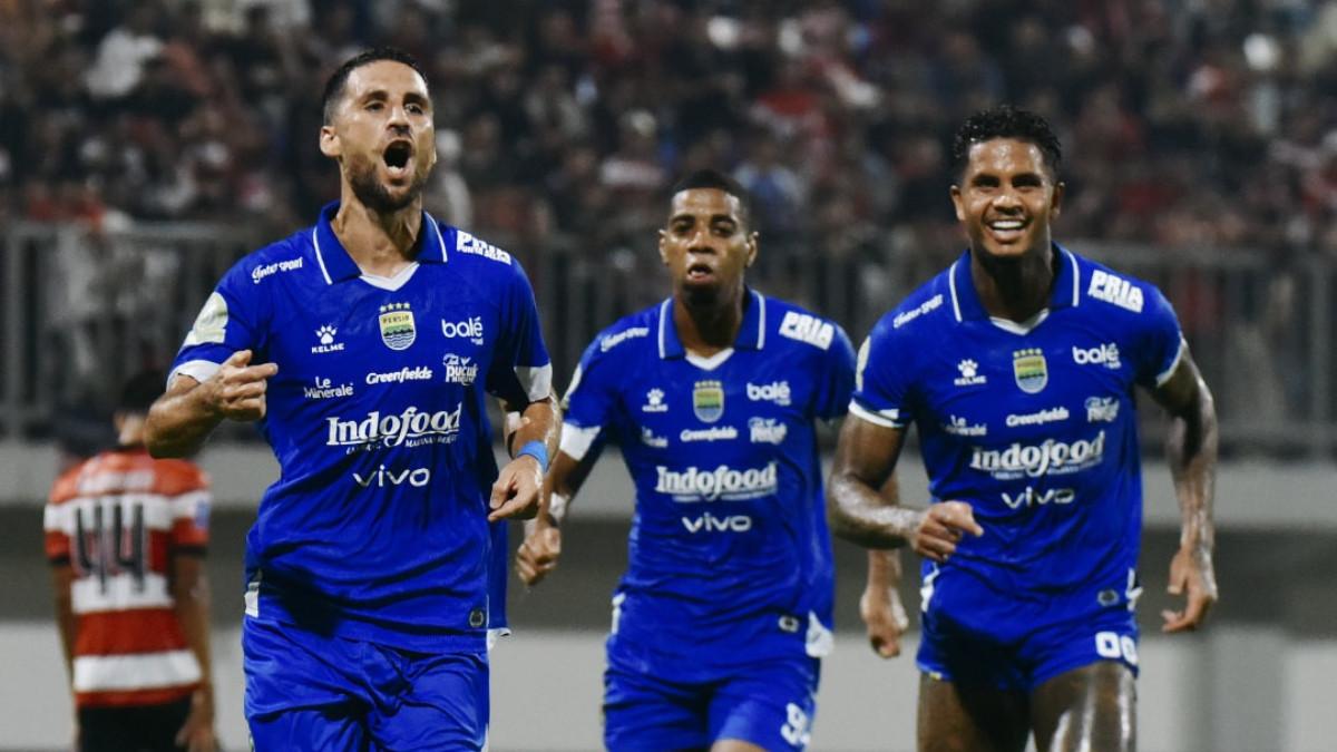 SELEBRASI GOL - Potret selebrasi gol pemain Persib Bandung dalam laga kontra Madura United di Stadion Ratu Pamelingan, Pamekasan, Minggu (30/11/2025).