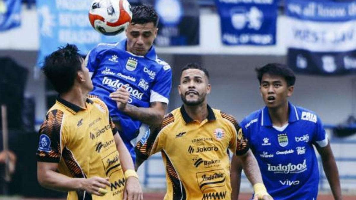 PERSIB BANDUNG VS PERSIJA JAKARTA - Pertandingan panas pekan 17 Super League antara Persib Bandung vs Persija Jakarta berlangsung di Stadion Gelora Bandung Lautan Api (GBLA), Minggu (11/1/2026).
