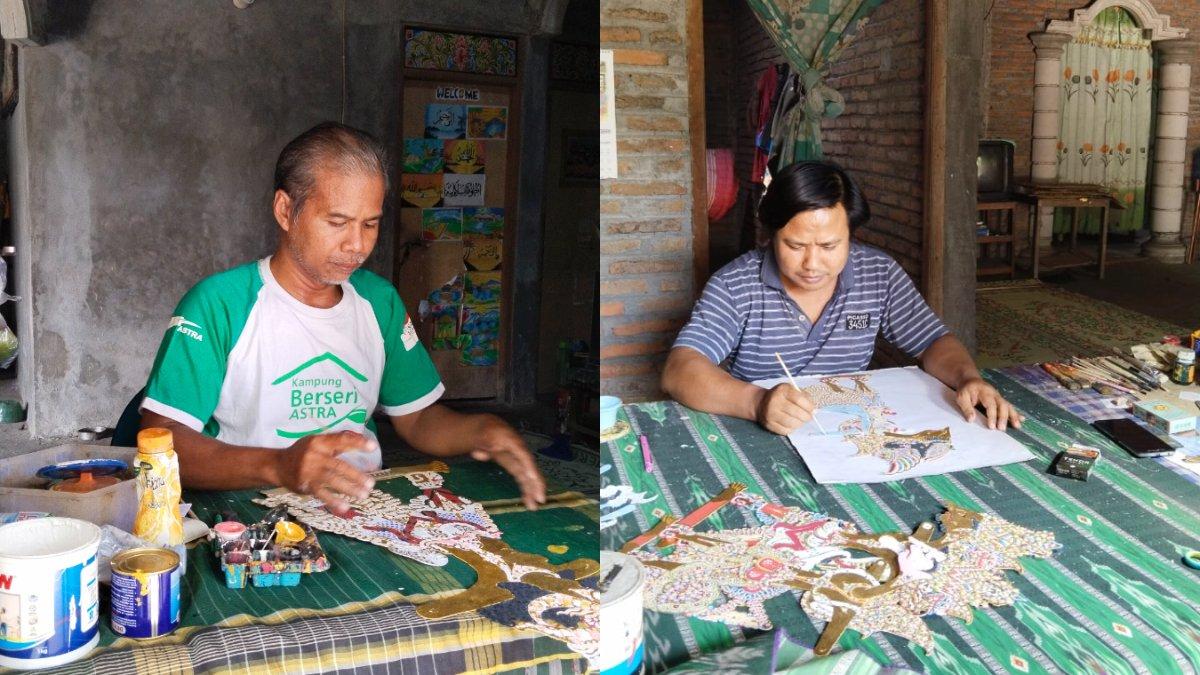 Suparno Mejeng (kiri) dan Sukari (kanan), dua pengrajin wayang yang tengah melakukan proses pewarnaan.