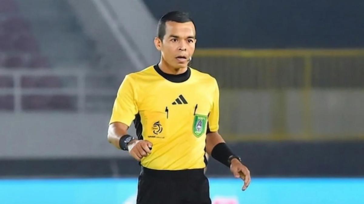Potret Wasit Candra di Pertandingan Persib Bandung vs Arema pada Jumat(24/4/2026).