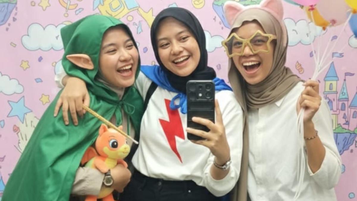 Abadikan Momen Seru Bersama Teman dengan Prompt Photobox di Gemini AI, Lengkap dengan Properti Lucu