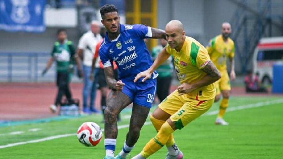 SUPER LEAGUE 2025/2026 - Aksi pemain Persib Bandung, Ramon Tanque, melawan Persebaya Surabaya dalam pekan kelima Super League 2025-2026 di Stadion GBLA, Jumat (12/9/2025).