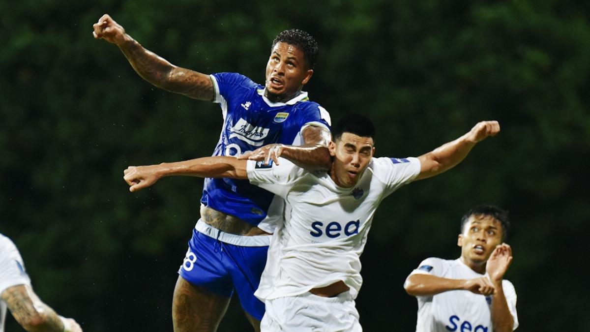 CUPLIKAN LAGA - Potret duel pemain Persib Bandung saat bertandang ke markas Lion City Sailors dalam laga berikutnya di ajang AFC Champions League Two (ACL 2) di Stadion Bishan, Singapura, Rabu (26/11/2025).